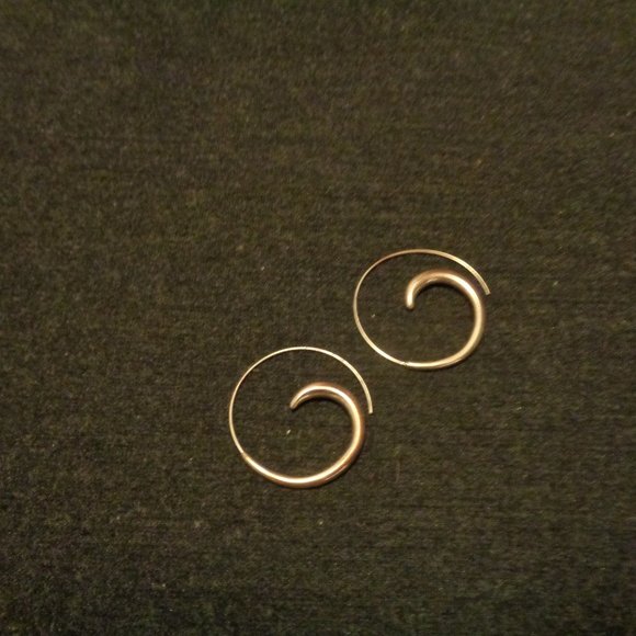 VINTAGE SILVERY SCADINAVIAN STY SWIRL EARINGS - Picture 1 of 3